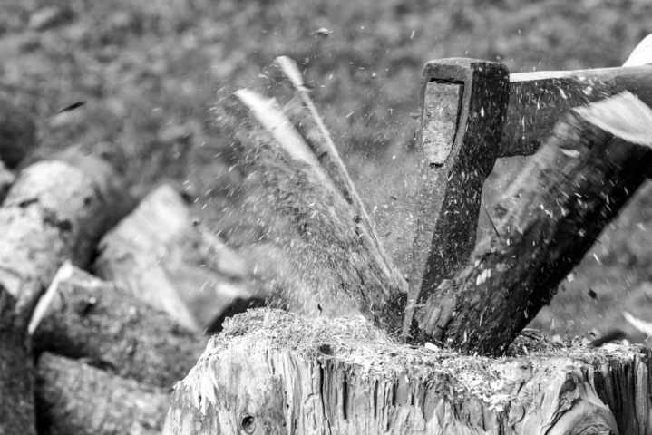 ascia che rompe il legno